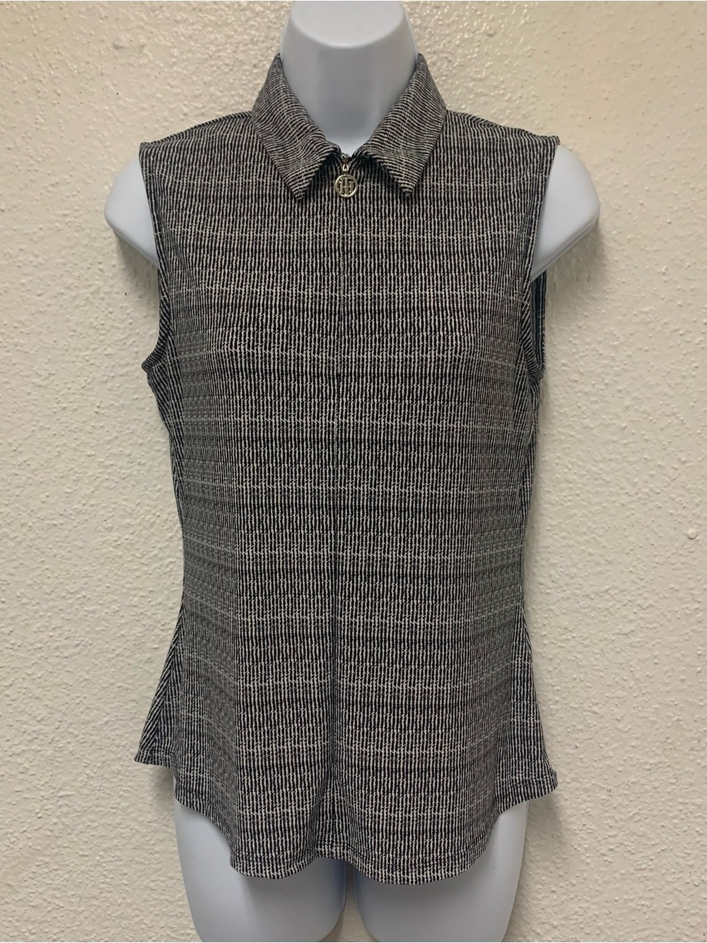 Tommy Hilfiger Sleeveless Half Zip Blouse Black White Print Top Sz M Lightweight